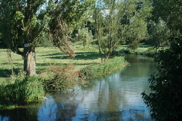 Promenade le long de la rivière Coln