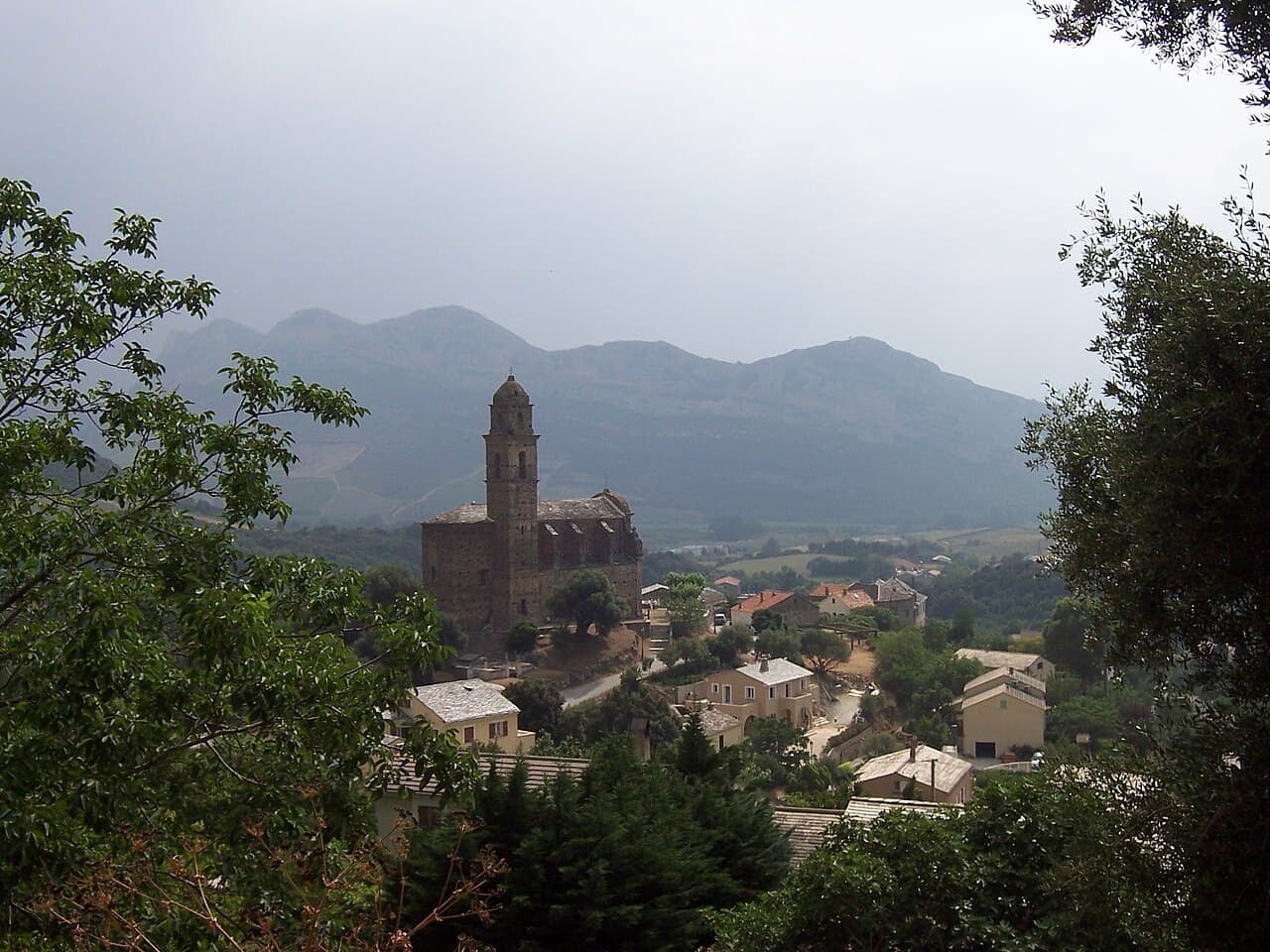 Pueblo de Patrimonio e iglesia Santa Maria