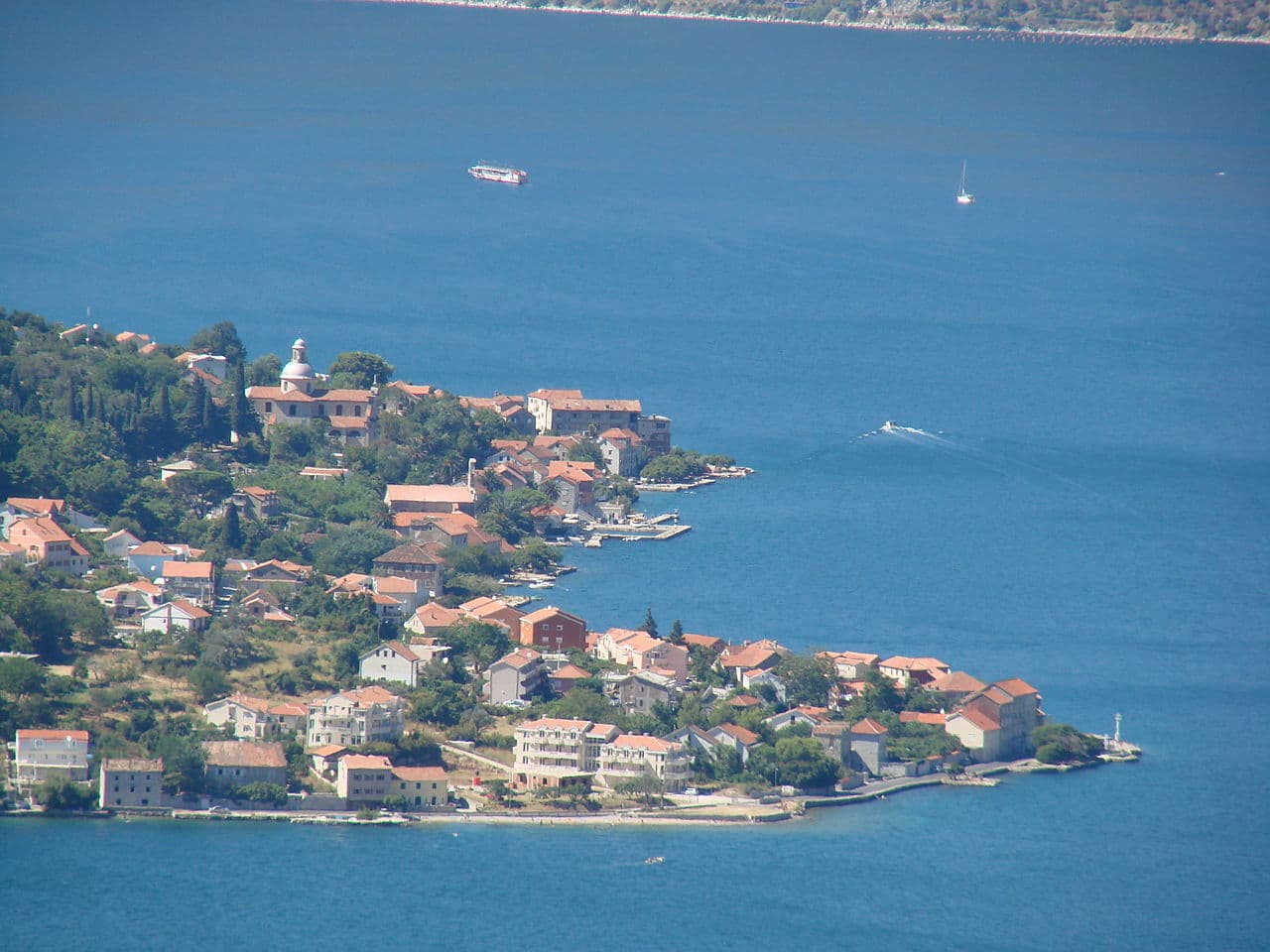 Village de Prčanj et église de la Nativité