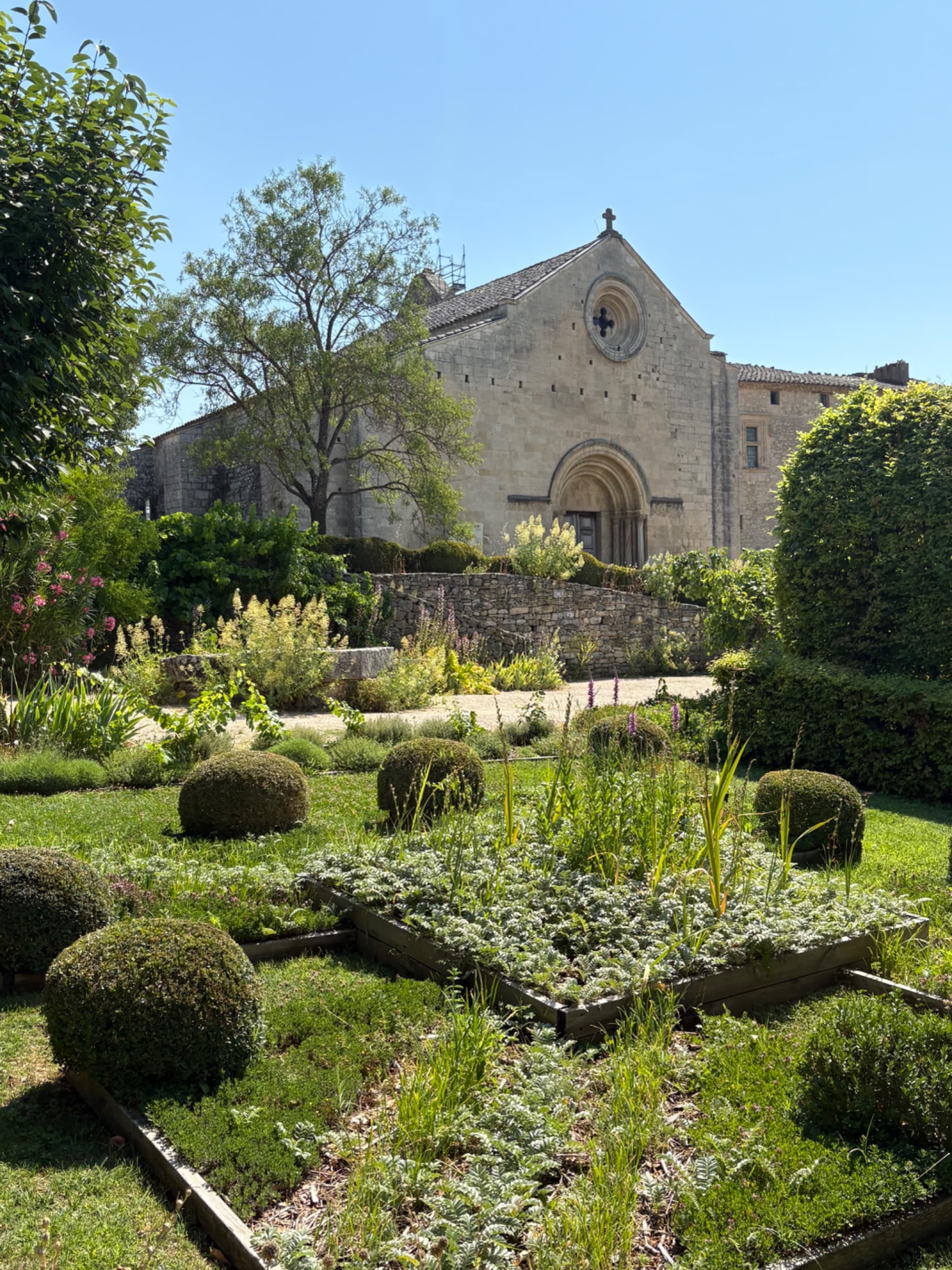 Prieure roman du 12 eme siècle avec des jardins magnifiques aromatisés et remplis de fraîcheur. Prieuré médiéval du XIIe siècle abritant un musée ethnologique de Haute-Provence et des jardins ethnobotaniques remarquables. Les jardins médiévaux, de senteurs et de simples sont une leçon vivante sur les plantes de Provence.