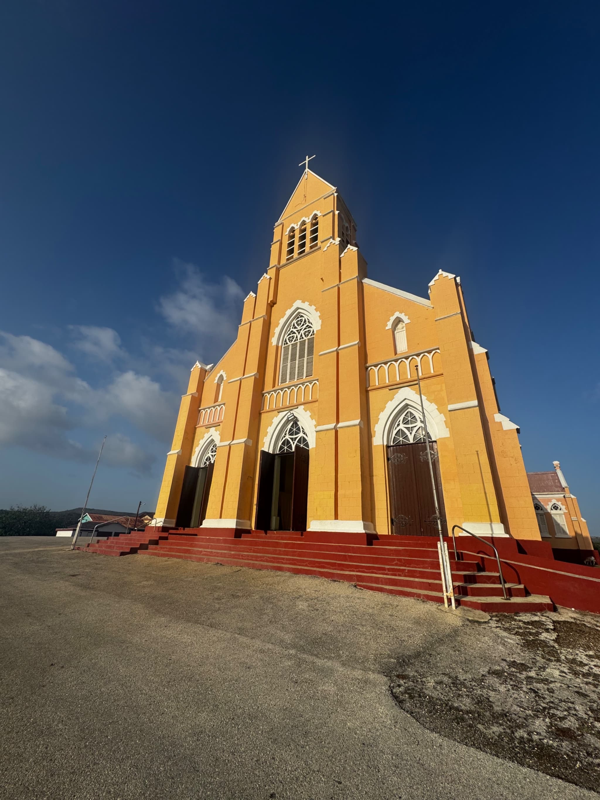 Sint Willibrordus est un paisible village situé à l'ouest de Curaçao, célèbre pour son église néo-gothique qui domine le paysage.