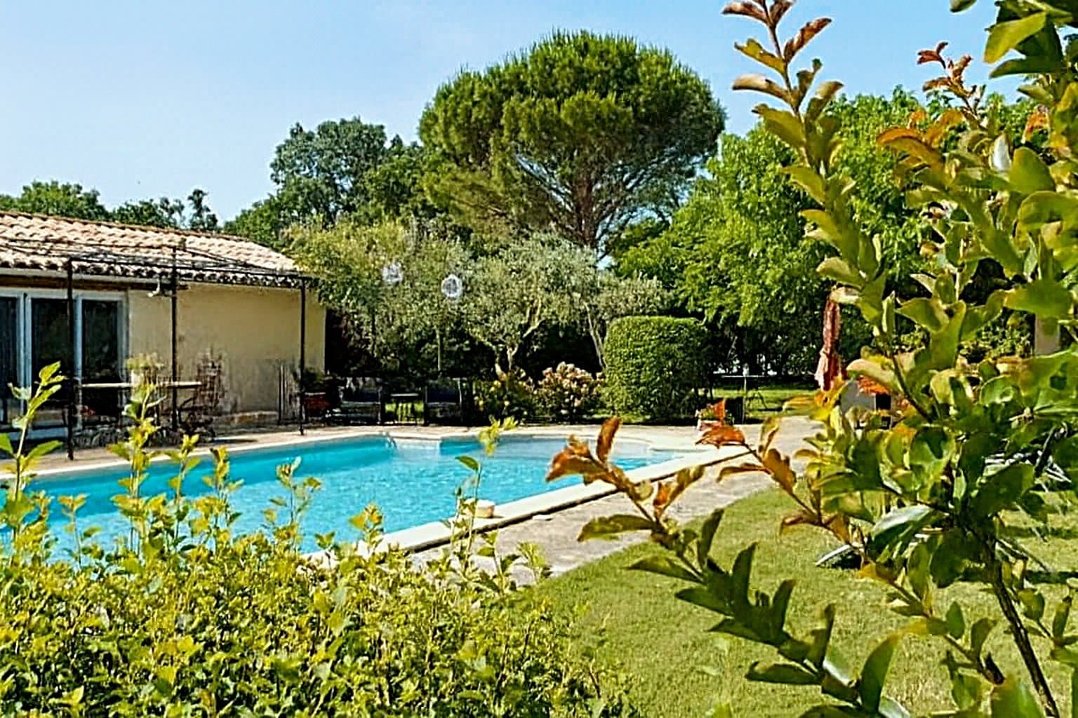 Jardin piscine vue sur suite parentale chambre 5