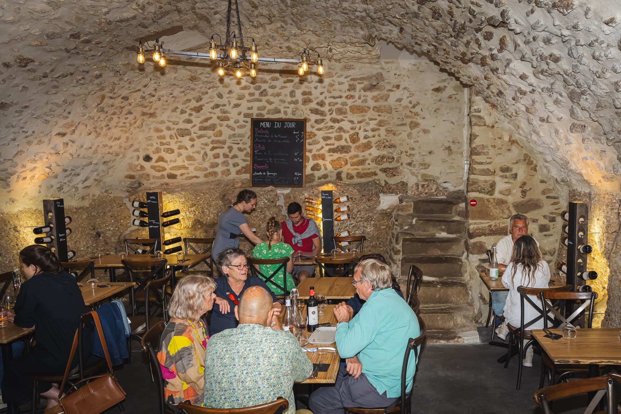 restaurant la taverne du chateau, au chateau de villelongue - salle à manger