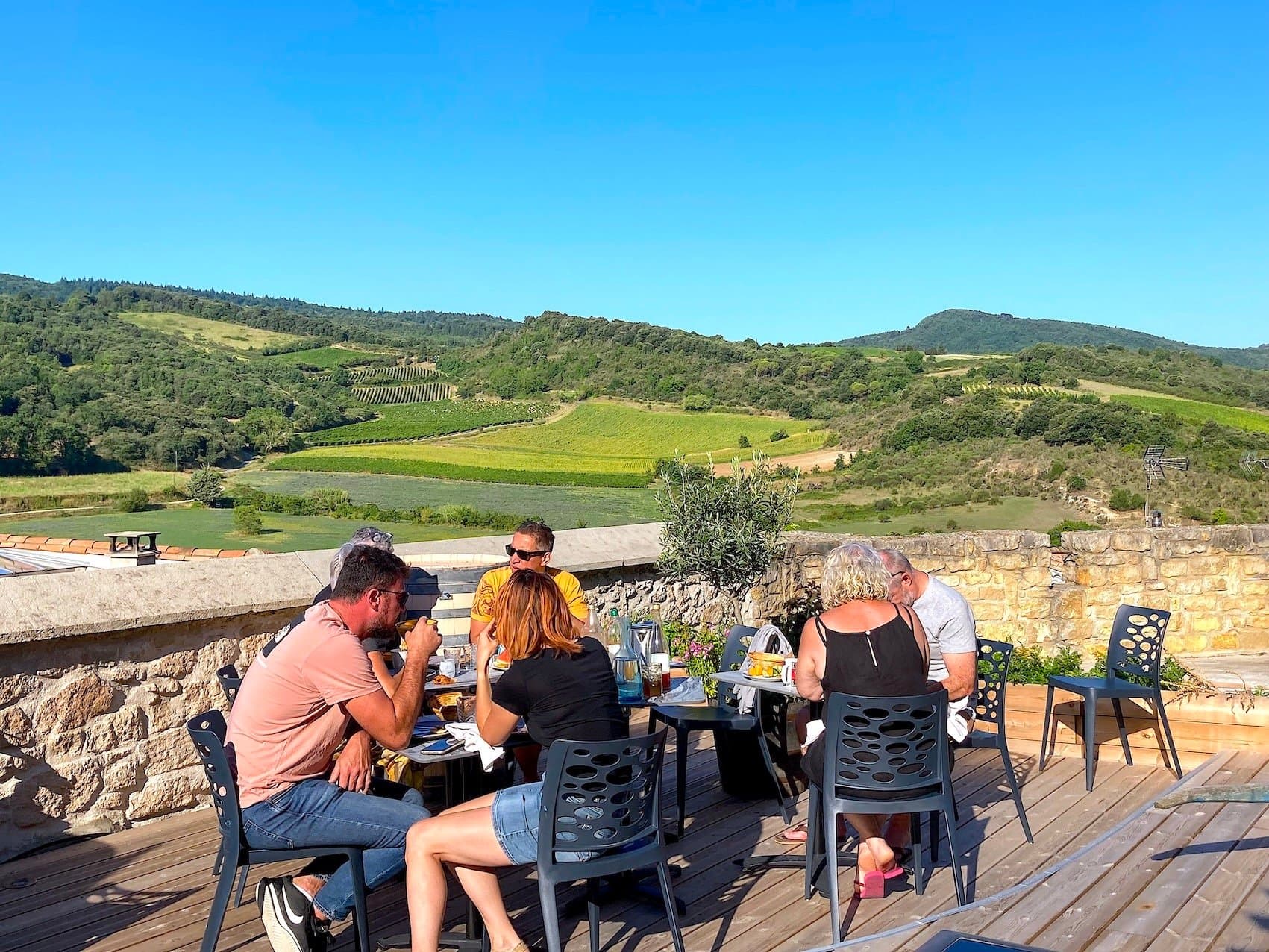 vue de la terrasse au chateau de villelongue, gite et chambres d'hôtes