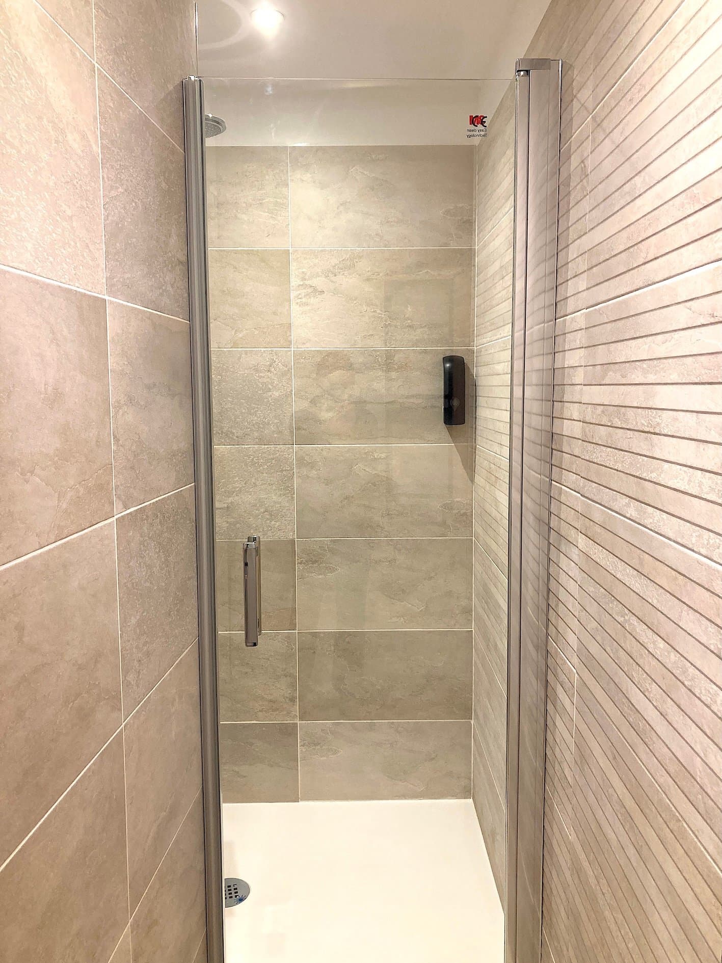 douche chambre d'hôte le chatelet au chateau de villelongue