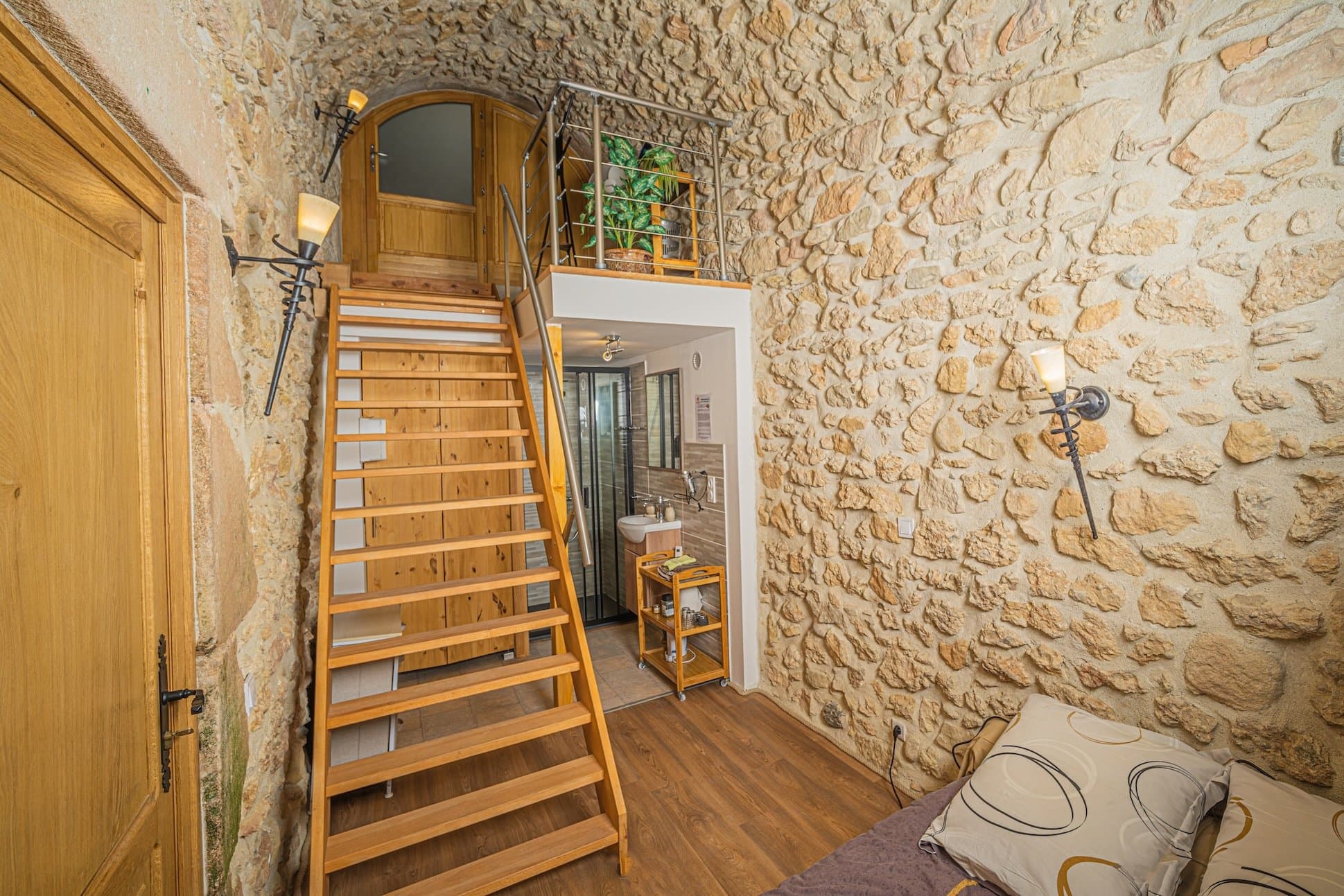 chambre troglodyte au chateau de villelongue gîte et chambres d'hôtes