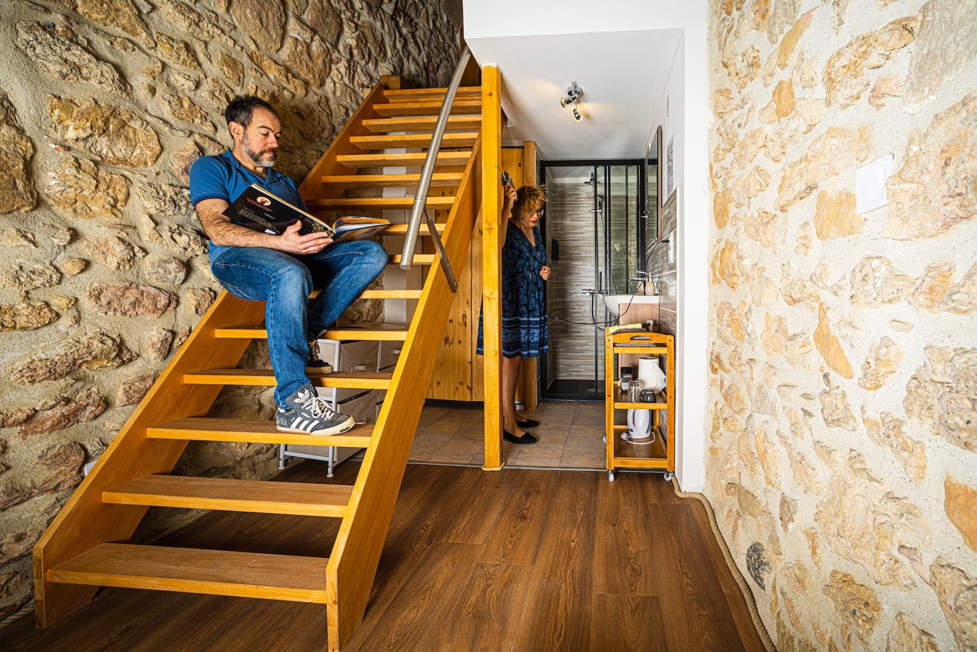 Chambre troglodyte au chateau de villelongue, gîte et chambre d'hôtes, coin douche et WC