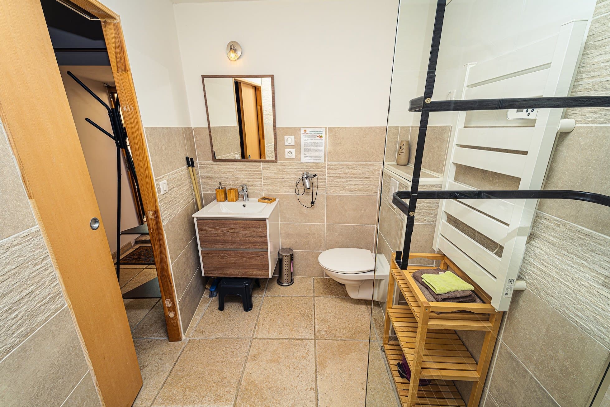 chambre l'étable, au chateau de villelongue, gîte et chambres d'hôtes - la salle de bain