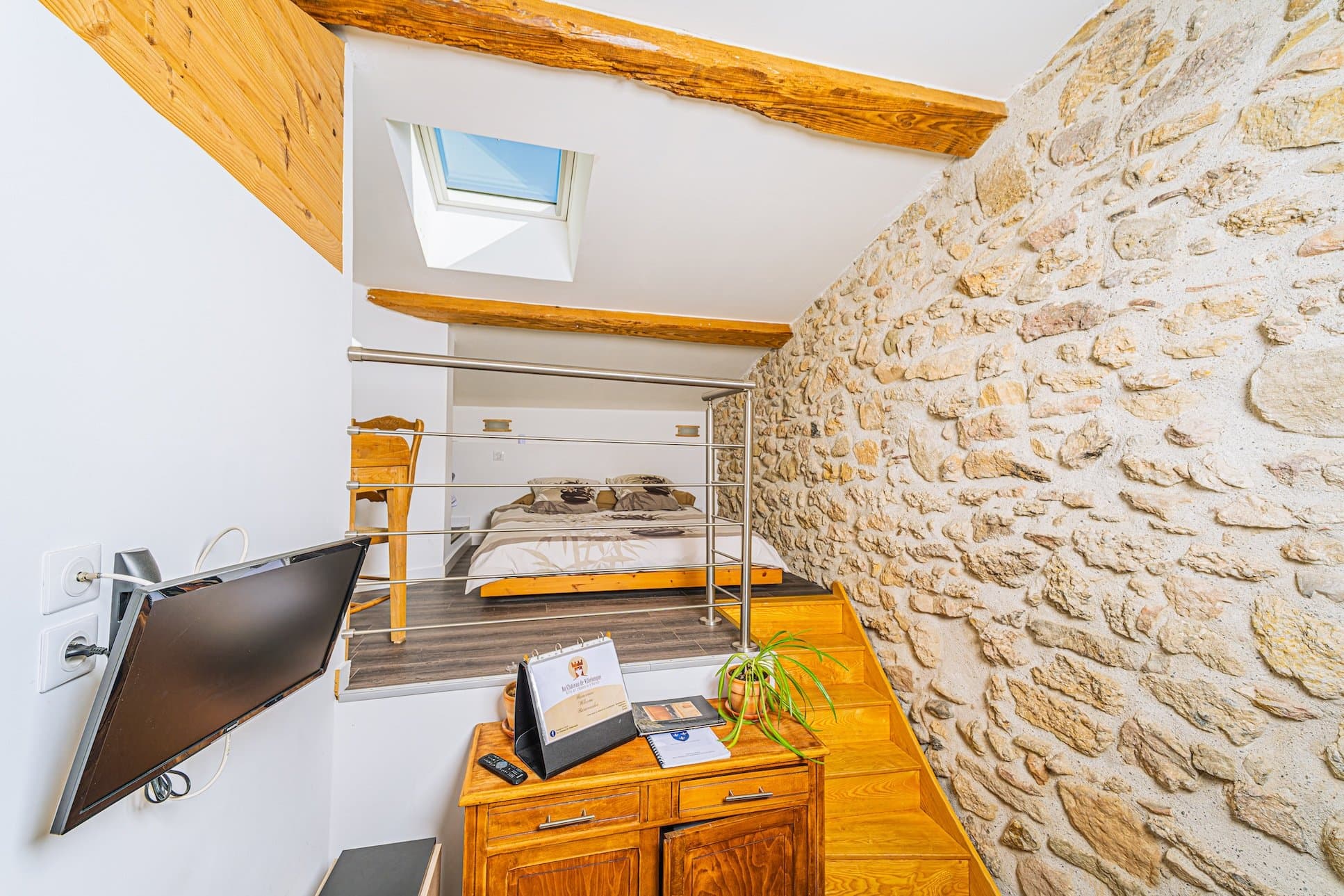 chambre l'étable, lit queen size, au chateau de villelongue, gîte et chambres d'hôtes