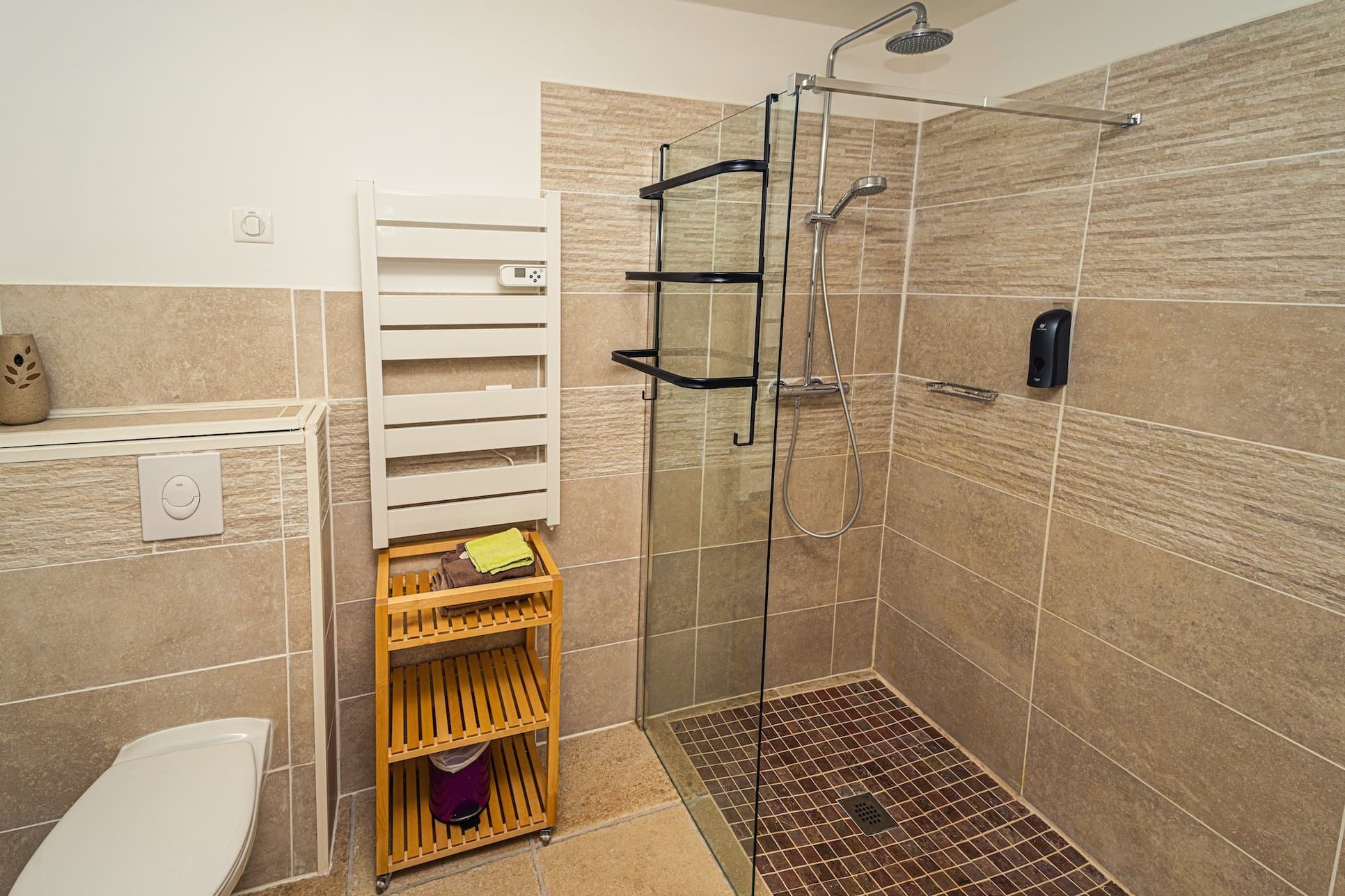 chambre l'étable, douche, au chateau de villelongue, gîte et chambres d'hôtes