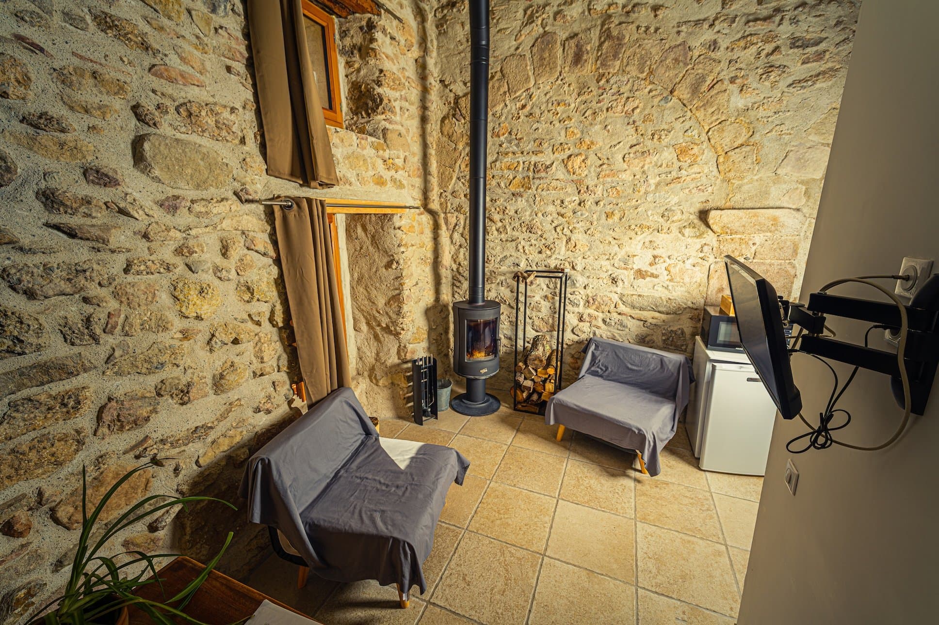 chambre d'hôte étable au chateau de villelongue, coin poele à bois