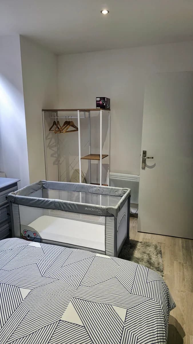 chambre-lit-parapluie-bebe-gratuit-millau